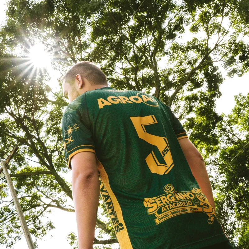 Costas da camisa verde com o número 5 e patrocinadores