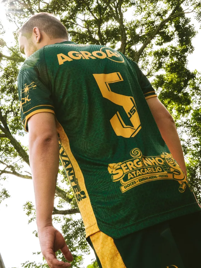 Costas da camisa verde com número 5 e patrocinadores