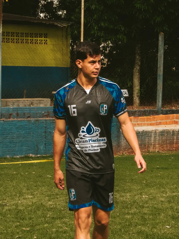 Atleta da Clean Piscinas com uniforme preto e azul