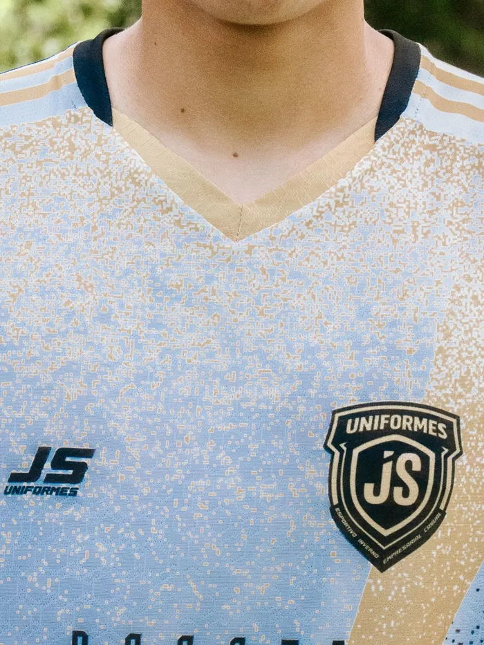 Detalhe do tecido da camisa JS com escudo